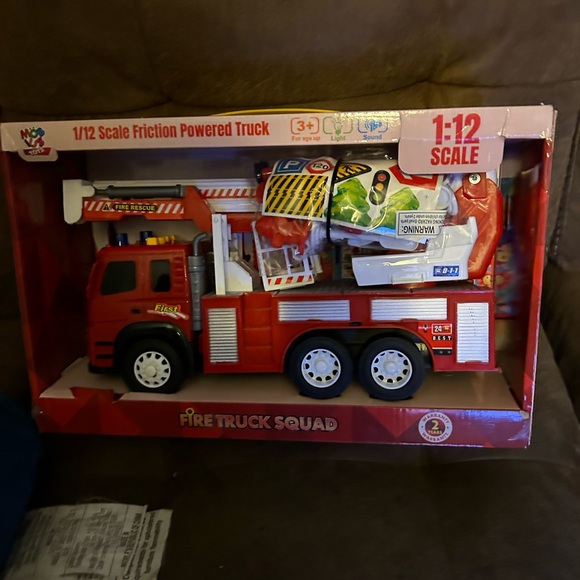 Realistic Friction-PoweredFireπ₯Engineπ, 3 Firemenπ§βπRoadSignsLightsπ¨Soundπ - Picture 2 of 9